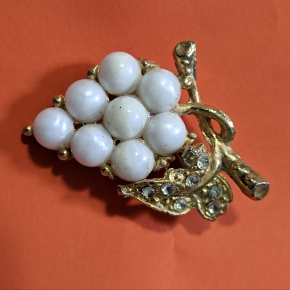 Vintage broche grapes metallic gold tone and pearl tone - Picture 2 of 16